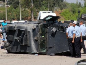 Zırhlı polis aracı devrildi: 3 polis ağır yaralı