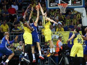 Basketbolda final heyecanı sürüyor
