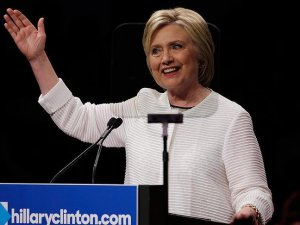 Clinton 3 eyalette Sanders'ı geride bıraktı