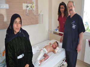 Mısır tarlasında yanan çocuk hayata tutundu