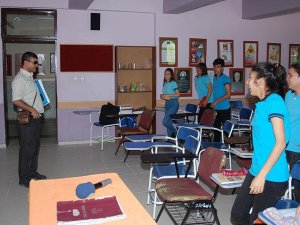 Görme engelli öğretmen, öğrencilerine 'ışık tutuyor'