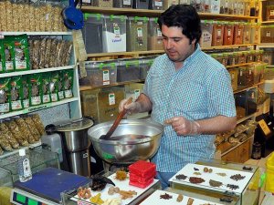 Osmanlı arşivinden aldığı tarifle şerbet yapıyor