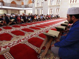 Asırlık camide mukabele geleneği
