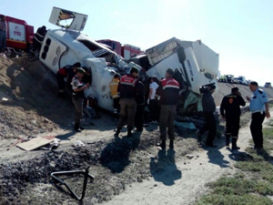 Konya'da tır ile minibüs çarpıştı: 10 ölü, 4 yaralı