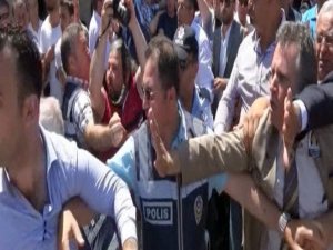 Şehit cenazesinde CHP'liler şehit yakınına saldırdı!