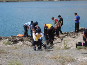 Göle düşen genç kızı polis kurtardı