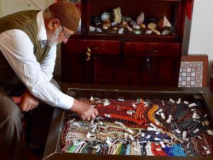 60 yılda biriktirdiği tespihlerine gözü gibi bakıyor