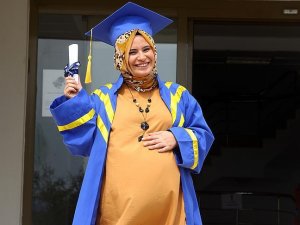 'Karnı burnunda' mezuniyet sevinci yaşıyor