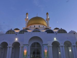 Kazakistan'daki camilerde iftar