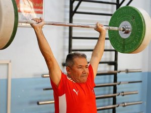 72 yaşındaki haltercinin hedefi dünya şampiyonluğu