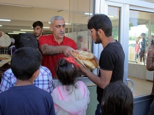Elazığ'da sığınmacı ailelere ücretsiz ekmek