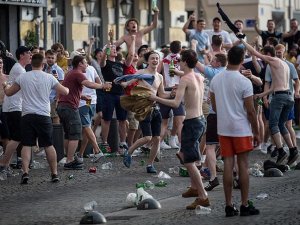 UEFA, Marsilya'daki taraftar şiddetini kınadı