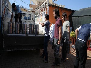 Mazlumların iftar sofralarını donatıyorlar