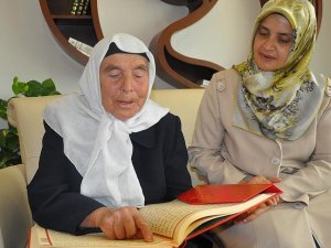 83 yaşında Kur'an okumayı öğrendi