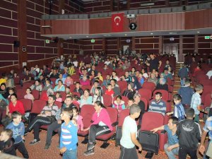 Akşehirli çocuklar Karagöz Hacivat’la eğlendi