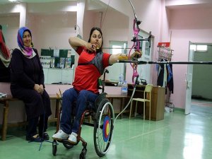 Olimpiyatlara hazırlanan kızını yalnız bırakmıyor