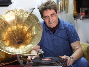 68 yıldır gramofonlara 'ses' oluyor