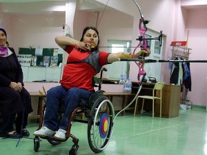 Olimpiyatlara hazırlanan kızını yalnız bırakmıyor