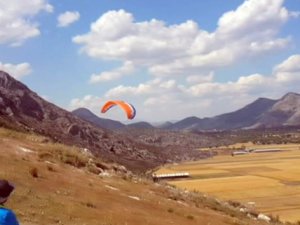 Kızıl şahinler paraşütçülere dadandı