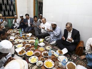 Çavuşoğlu Arakanlı Müslümanlarla iftarda buluştu