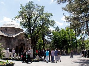 Mevlana'nın hocası Tirmizi'nin türbesine ramazanda yoğun ilgi