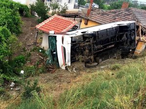 Manisa'da öğrenci servisi devrildi: 26 yaralı
