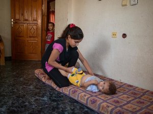 Annesi gözaltına alınan Filistinli Emira altı kardeşine bakıyor