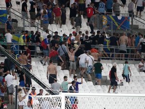 29 Rus taraftar sınır dışı edildi