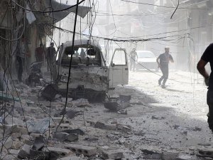 Suriye'de varil ve vakum bombalı saldırı: 28 ölü