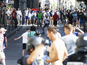 EURO 2016'da Rus ve İngiliz taraftarların taşkınlıkları sürüyor