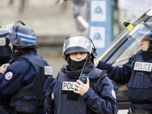 Fransız polisi mesai dışında da silah taşıyacak