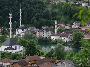 Bosna'nın 'ada camisi' manzarasıyla büyülüyor
