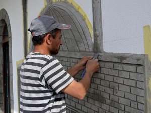 Sanatını artık Türkiye'deki cami ve mescitlerde sürdürüyor
