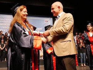 73 yaşında üniversiteli oldu