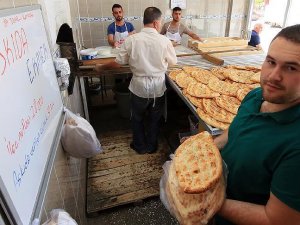 Askıda ekmek kampanyası başlatan fırın 30 bin 344 ekmek dağıttı