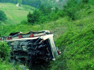 Hindistan'da yolcu otobüsü uçuruma devrildi: 30 ölü