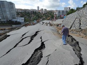 Ankara'da hatalı kazı çalışması nedeniyle yol çöktü