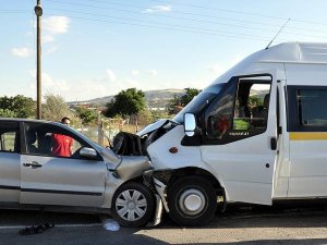 Kırıkkale'de işçi servisi ile otomobil çarpıştı: 20 yaralı