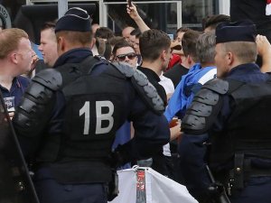 İngiliz taraftarlar ve polis arasında arbede çıktı