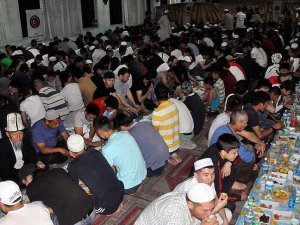 TİKA Kırgızistan'da bin kişilik iftar sofrası kurdu