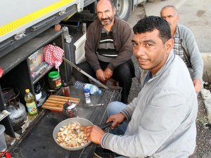Tır şoförlerinin sınır kapısında ramazanı