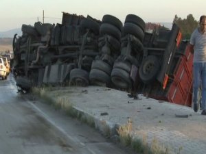 Otomobil, TIR'la çarpıştı: 6 ölü
