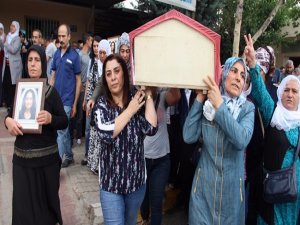Teröristin cenazesini HDP'li başkanlar taşıdı