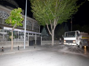 Meram'da cami çevreleri gül suyuyla yıkanıyor