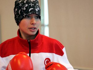 Başörtülü sporcu uluslararası kariyerine altın madalyayla başladı