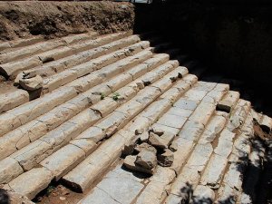 Roma dönemine ait tapınak merdivenleri bulundu