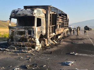 Teröristler yol kesip araç yaktı