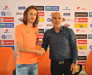 Taha Yalçıner Alanyaspor'a imza attı