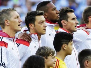 Özil’e milli marş desteği! 'Ben de söylemezdim'