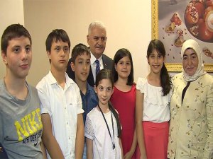 Yıldırım en büyük Türk bayrağını dokuyan çocuklarla bir araya geldi